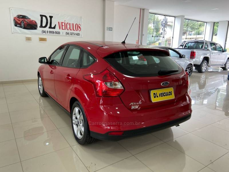 FORD - FOCUS - 2014/2015 - Vermelha - R$ 59.900,00