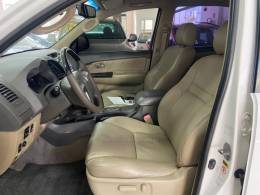 TOYOTA - HILUX SW4 - 2012/2013 - Branca - R$ 139.900,00