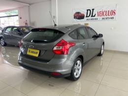 FORD - FOCUS - 2013/2014 - Cinza - R$ 54.900,00