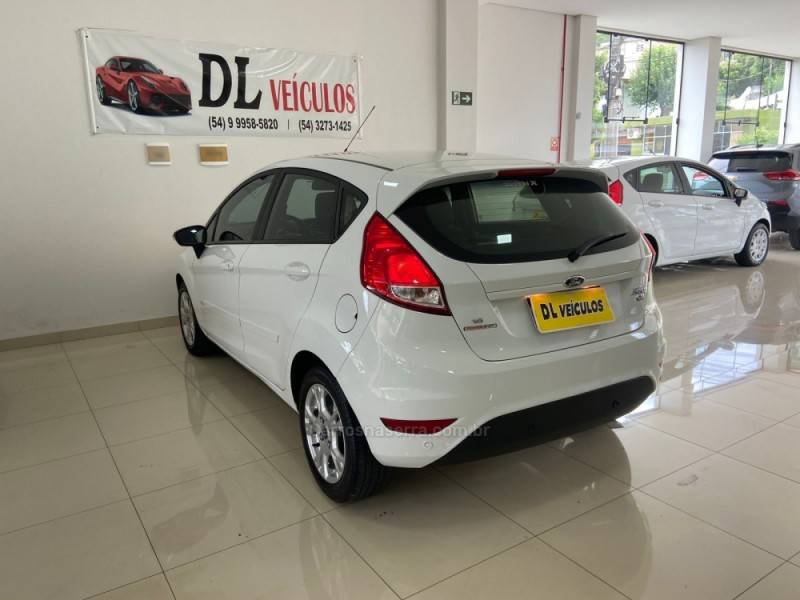 FORD - FIESTA - 2015/2016 - Branca - R$ 49.900,00