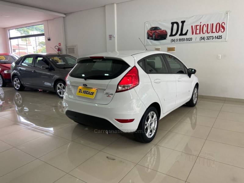 FORD - FIESTA - 2015/2016 - Branca - R$ 49.900,00