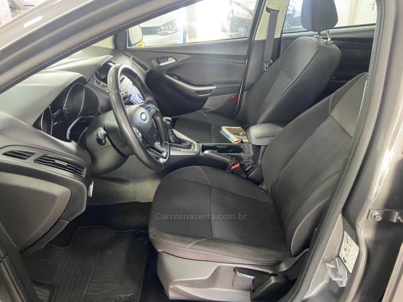 FORD - FOCUS - 2017/2018 - Cinza - R$ 68.900,00