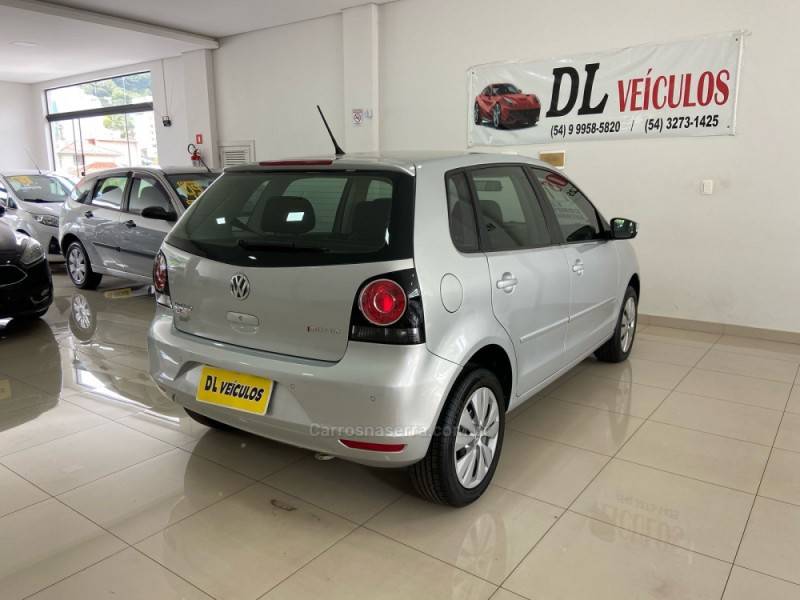 VOLKSWAGEN - POLO - 2013/2014 - Prata - R$ 45.900,00
