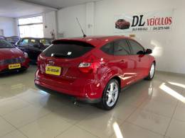 FORD - FOCUS - 2014/2015 - Vermelha - R$ 55.900,00