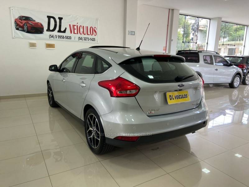 FORD - FOCUS - 2015/2016 - Prata - R$ 67.900,00