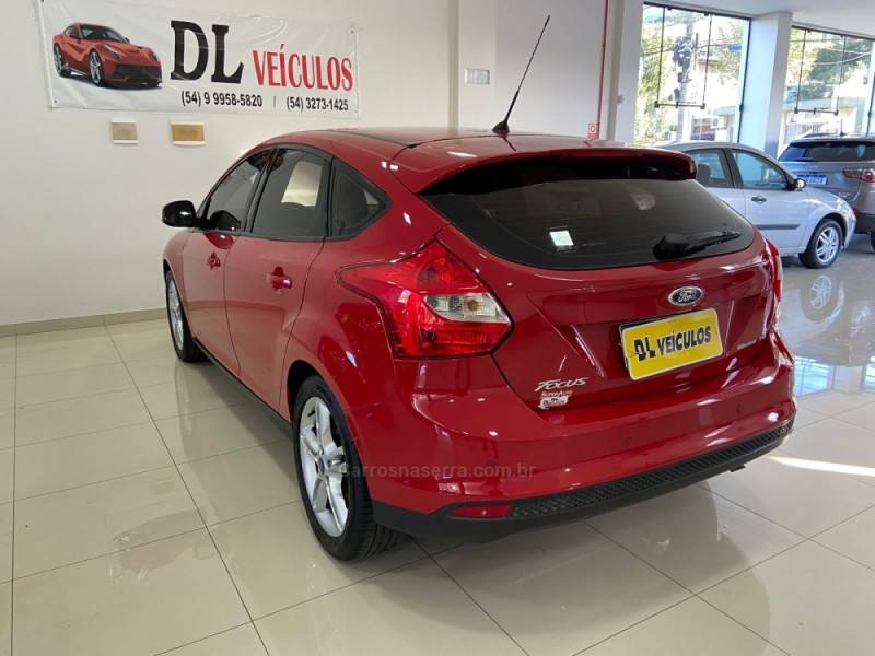 FORD - FOCUS - 2014/2015 - Vermelha - R$ 55.900,00