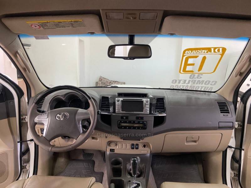 TOYOTA - HILUX SW4 - 2012/2013 - Branca - R$ 139.900,00