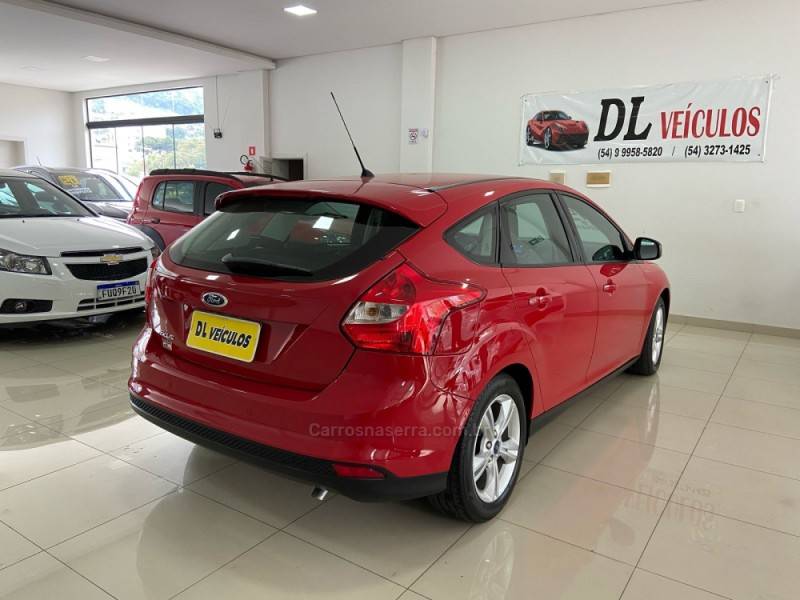 FORD - FOCUS - 2014/2015 - Vermelha - R$ 59.900,00
