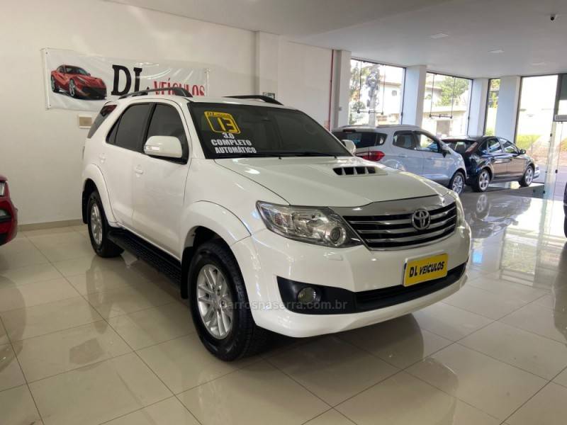 TOYOTA - HILUX SW4 - 2012/2013 - Branca - R$ 139.900,00
