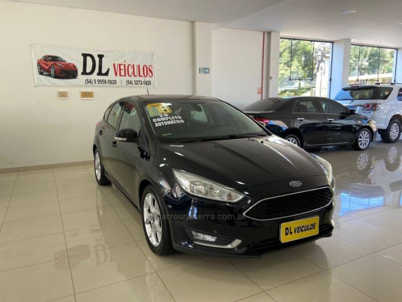 FORD - FOCUS - 2017/2018 - Preta - R$ 63.900,00