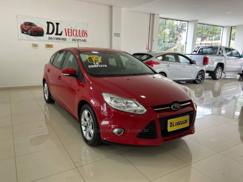FORD - FOCUS - 2014/2015 - Vermelha - R$ 59.900,00