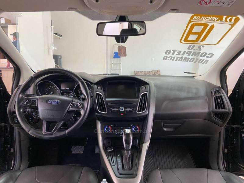 FORD - FOCUS - 2017/2018 - Preta - R$ 63.900,00