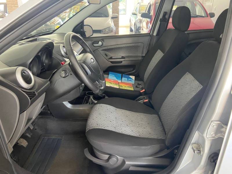 FORD - FIESTA - 2013/2014 - Prata - R$ 32.900,00