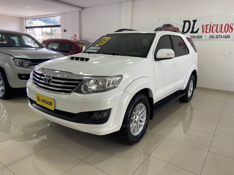 TOYOTA - HILUX SW4 - 2012/2013 - Branca - R$ 139.900,00