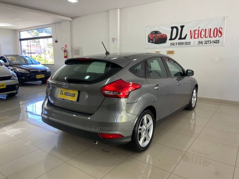 FORD - FOCUS - 2017/2018 - Cinza - R$ 68.900,00