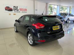 FORD - FOCUS - 2017/2018 - Preta - R$ 63.900,00