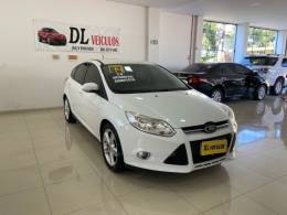 FORD - FOCUS - 2013/2014 - Branca - R$ 49.900,00