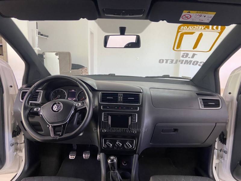 VOLKSWAGEN - CROSSFOX - 2016/2017 - Branca - R$ 57.900,00