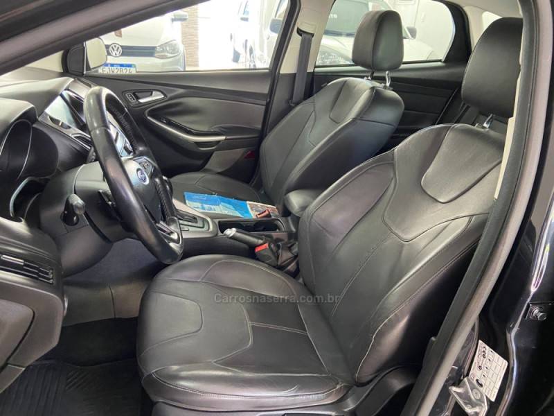 FORD - FOCUS - 2017/2018 - Preta - R$ 63.900,00