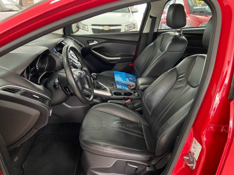 FORD - FOCUS - 2014/2015 - Vermelha - R$ 59.900,00