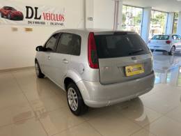 FORD - FIESTA - 2013/2014 - Prata - R$ 32.900,00