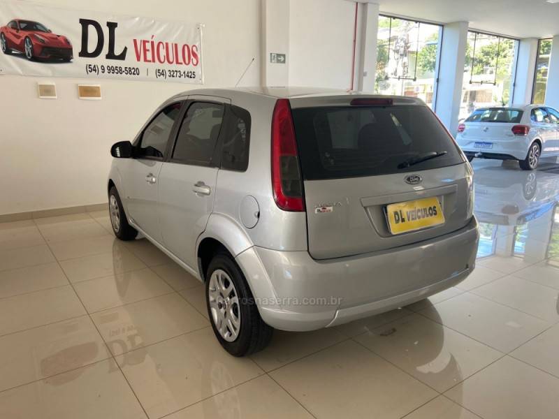 FORD - FIESTA - 2013/2014 - Prata - R$ 32.900,00