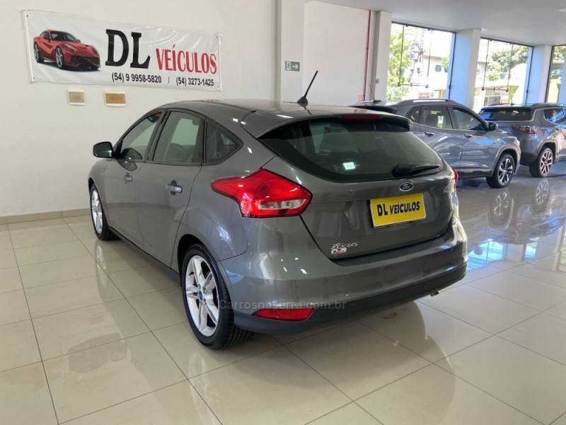 FORD - FOCUS - 2017/2018 - Cinza - R$ 68.900,00