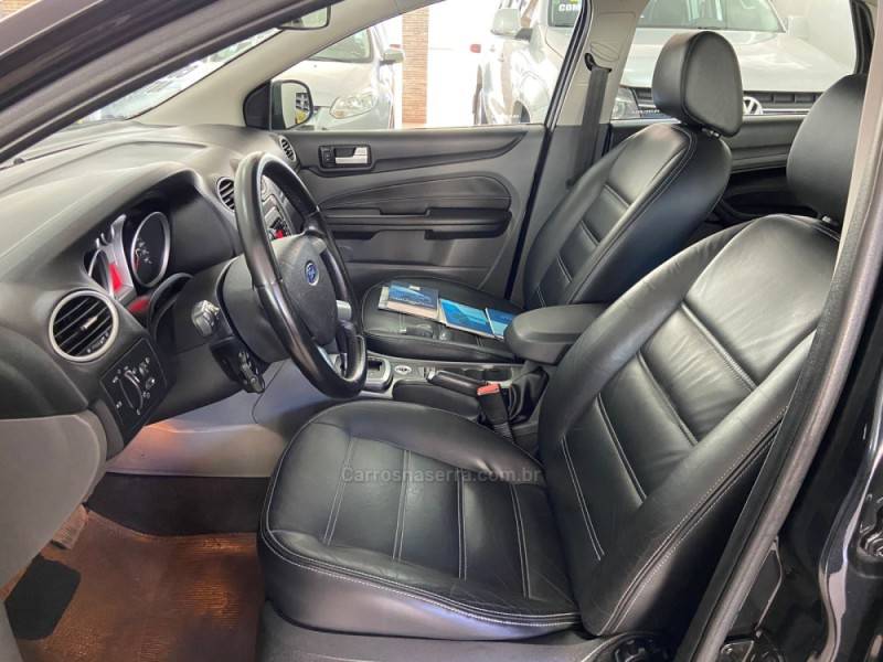 FORD - FOCUS - 2008/2009 - Preta - R$ 37.900,00