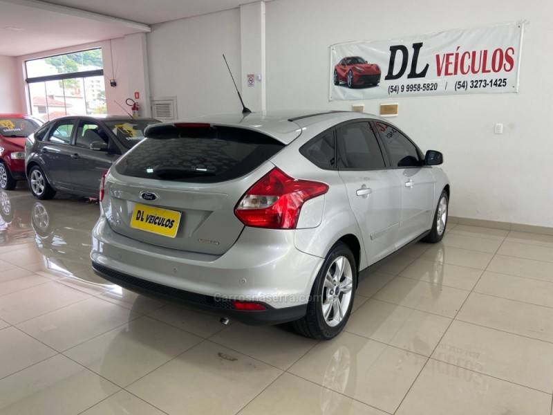 FORD - FOCUS - 2014/2015 - Prata - R$ 53.900,00