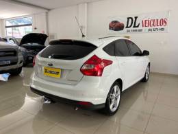 FORD - FOCUS - 2013/2014 - Branca - R$ 49.900,00