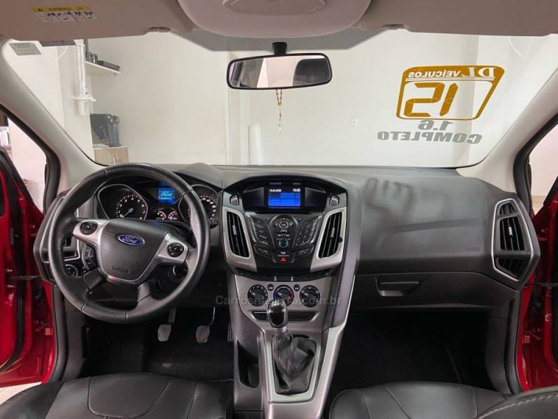 FORD - FOCUS - 2014/2015 - Vermelha - R$ 59.900,00