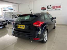 FORD - FOCUS - 2017/2018 - Preta - R$ 63.900,00