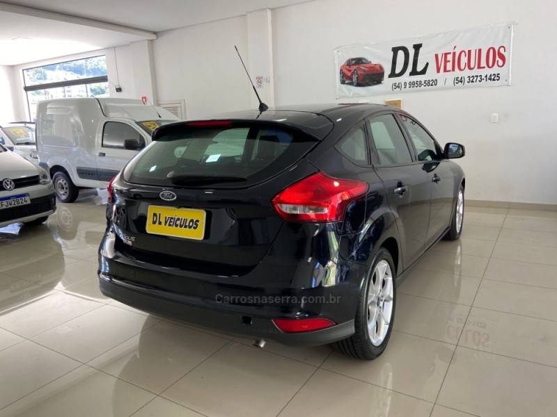 FORD - FOCUS - 2017/2018 - Preta - R$ 63.900,00